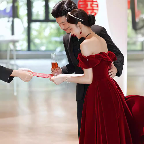 一字肩敬酒服2025新款新娘小個子訂婚連衣裙禮服酒紅色時尚感春季