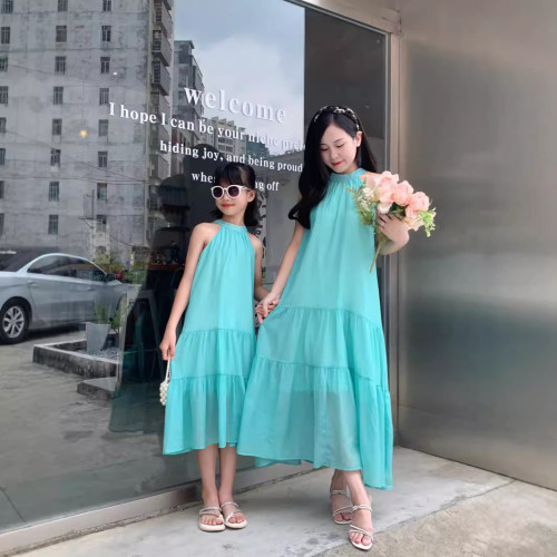 2024夏裝新款親子裝母女裝法式薄荷綠掛脖連衣裙三亞海邊沙灘度假