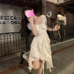 法式氣質初戀白色連衣裙女夏季新款收腰顯瘦純欲荷葉邊不規則裙子
