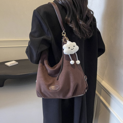 時尚褶皺包包女秋冬新款潮大容量單肩包2024質感雙肩麂皮潮流掛件
