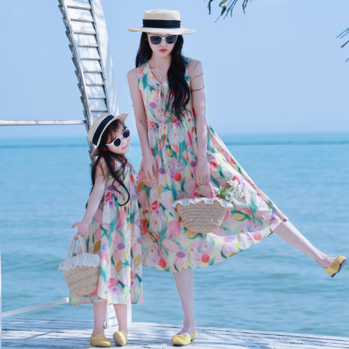 親子裝母女連衣裙2025夏季無袖韓版花朵洋氣純棉度假海邊女童裙子