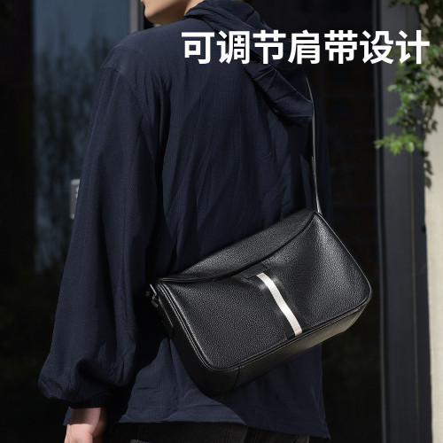 男士斜後背包真皮2025新款商務休閒後背包荔枝紋頭層牛皮包男包單肩包