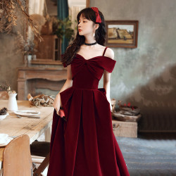 酒紅色敬酒服2025春秋新款新娘氣質吊帶絲羢訂婚連衣裙女結婚禮服