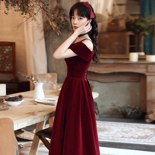 酒紅色敬酒服2025春秋新款新娘氣質吊帶絲絨訂婚連衣裙女結婚禮服