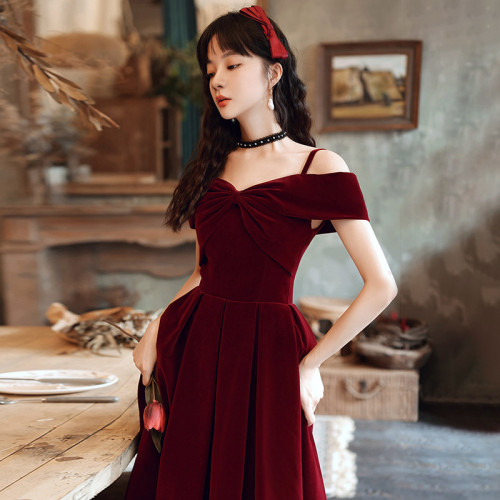 酒紅色敬酒服2025春秋新款新娘氣質吊帶絲絨訂婚連衣裙女結婚禮服