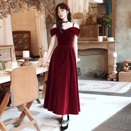 酒紅色敬酒服2025春秋新款新娘氣質吊帶絲絨訂婚連衣裙女結婚禮服