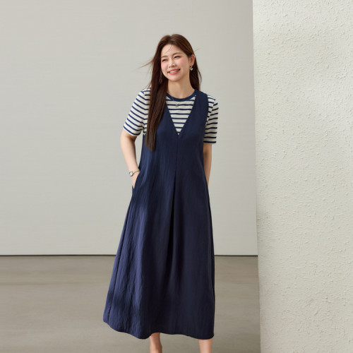 【簡約氣質V領藏藍色無袖連衣裙】纖莉秀大碼女裝胖mm2025夏新款