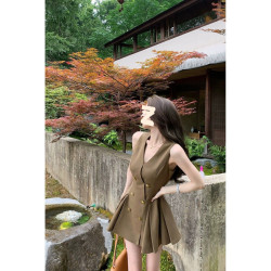 法式輕奢千金感v領重工金釦收腰連衣裙女夏季無袖高級感顯瘦短裙