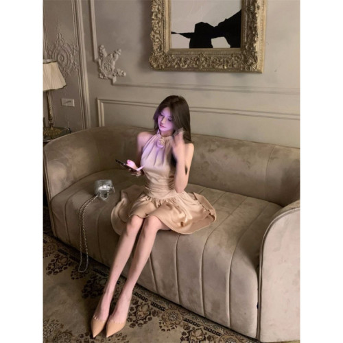 花朵掛脖吊帶連衣裙女2025夏季氣質高級感褶皺收腰a字蓬蓬短裙子