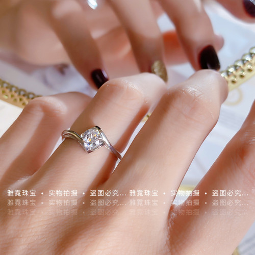 鉑金莫桑石仿真鑽四爪牛頭光臂愛心戒指天使之吻婚戒簡約款鑽戒女