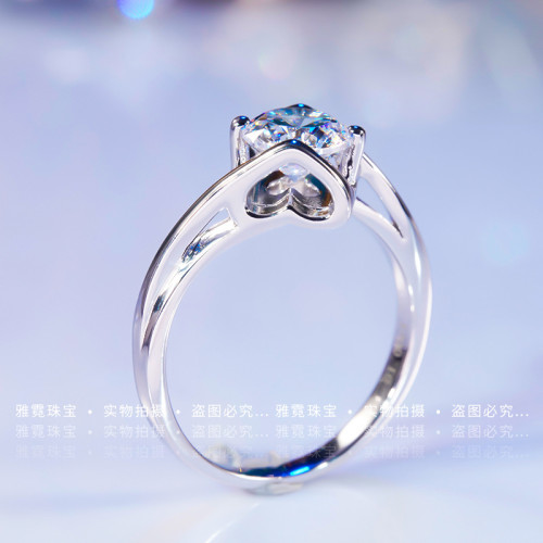 鉑金莫桑石仿真鑽四爪牛頭光臂愛心戒指天使之吻婚戒簡約款鑽戒女