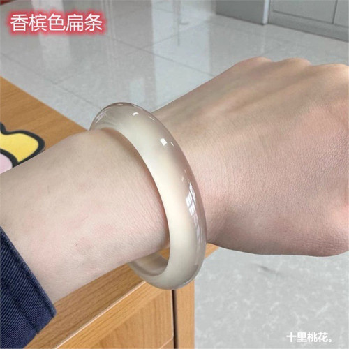 襯膚女白荔枝手鐲凍起螢光冰種瑪瑙香檳色鐲子玉髓馬達加斯加扁條