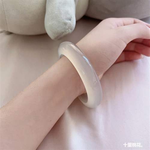 襯膚女白荔枝手鐲凍起螢光冰種瑪瑙香檳色鐲子玉髓馬達加斯加扁條