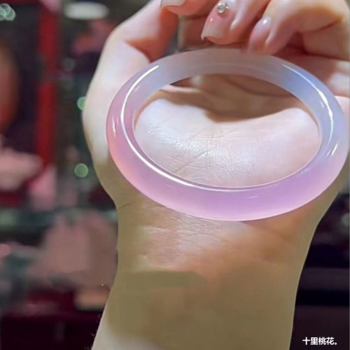 鬱金香淺粉色冰種玉髓瑪瑙手鐲白加粉圓條少女美人鐲漸變玉鐲