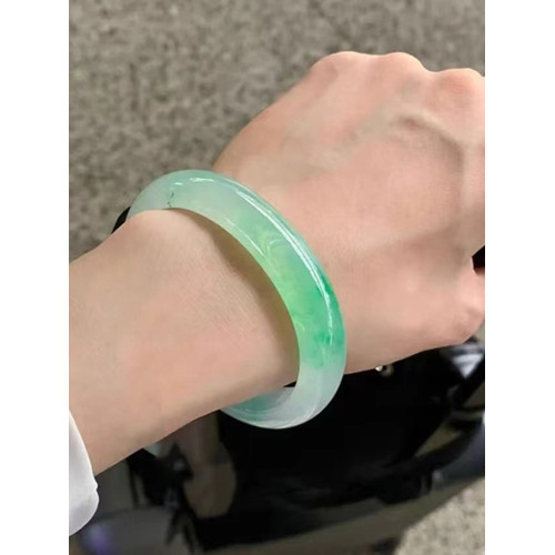 高冰種陽綠飄花翡翠手鐲半山半水白底青緬甸真玉手鐲貴妃女款